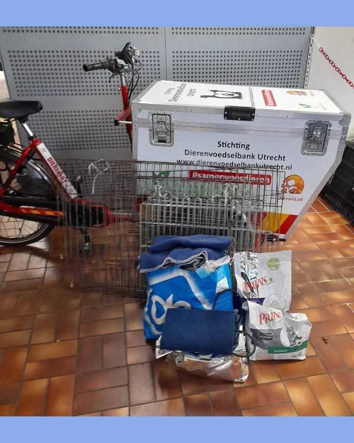 DierenvbUtrecht's tweet photo. Zo ontzettend fijn dat er aan Dierenvoedselbank Utrecht wordt gedacht. Onderstaande donaties zijn opgehaald en gebracht tijdens de uitgiftedagen. Dank jullie wel @StichtingMoHuKa Dierenkliniek #Zuilen inzamelpunten @HetDierenpaleis Dierenkliniek #OoginAl #Evi dierenartsen https://t.co/nmqENLxo2c