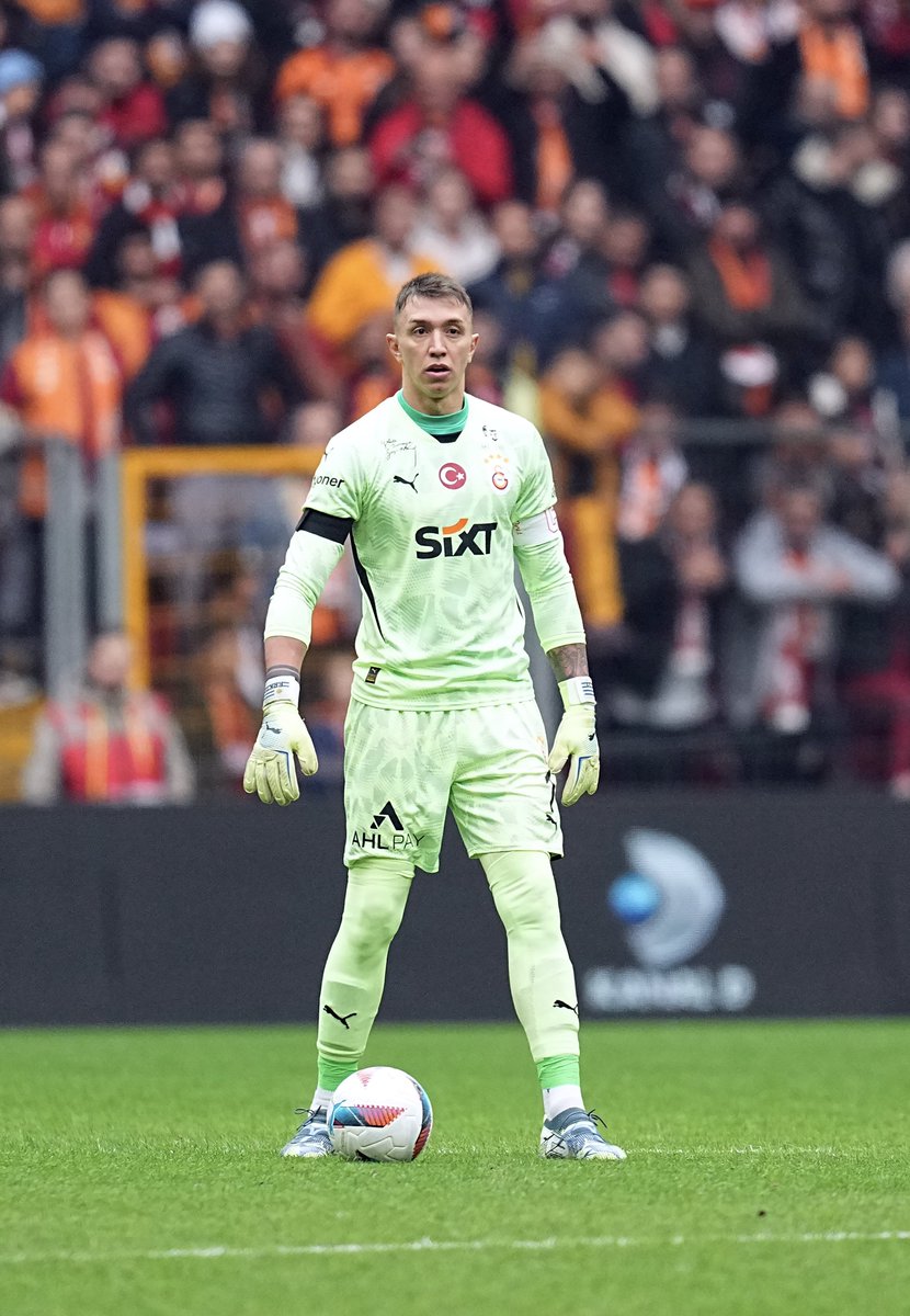 Erinç Bilican: “14 yıldır kalecimiz, birçok hatası oldu ama hiç ıslıklanmadı. Sene başında Young Boys maçında kırmızı yedi, özür bile dilemedi. Son maçın son 15 dakikasında ıslıklandı diye, bitti hareketi yapıyor.

Bu hareketi yapıyorsan demek ki bağlarımız o kadar kuvvetli