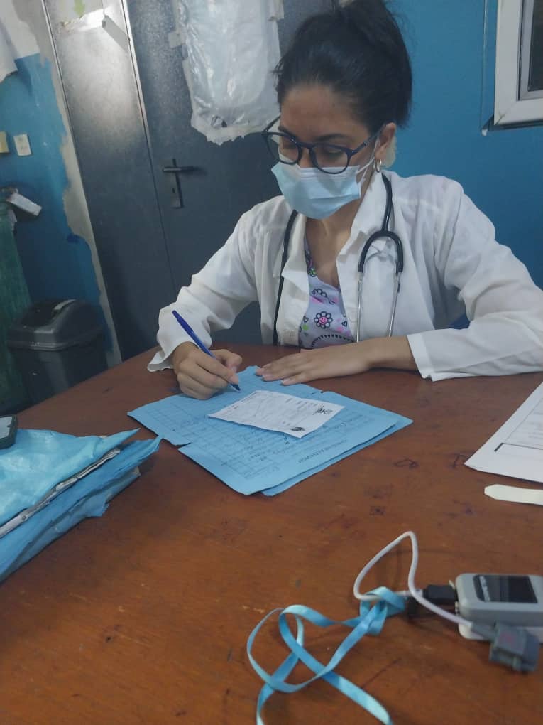 CFajikunda44205's tweet photo. Intenso día de trabajo de nuestra colega la Dra. Keyli, atendiendo pacientes en consultas adultos y niños, demostrando que somos capaces de atender con la mejor calidad a cualquier tipo de pacientes, muchas felicidades por su excelente desempeño 
#BMCGambia #FidelVive https://t.co/WgNA9PNLdK