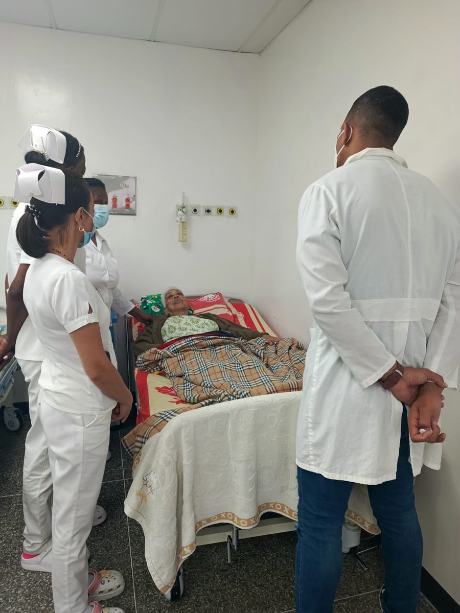 CDI Coche realizando entrega de guardia de enfermería y pase de visita a pacientes hospitalizados.
#CubaPorLaVida