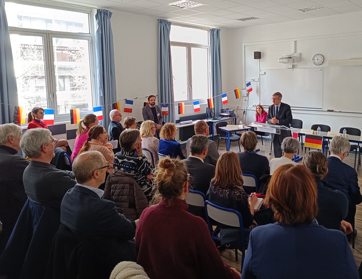 Académie de Lyon (@academielyon) on Twitter photo L'amitié franco-allemande célébrée aujourd'hui au lycée Fauriel de Saint-Étienne 🇩🇪🇫🇷
La recteur <a href="/DugripOlivier/">Olivier Dugrip</a> et la Consule générale d'Allemagne à Lyon Mme Engel ont échangé sur l'apprentissage de cette langue dans l'académie avec des professeurs et l'IG Mme Paulin-Moulard. L'amitié franco-allemande célébrée aujourd'hui au lycée Fauriel de Saint-Étienne 🇩🇪🇫🇷
La recteur <a href="/DugripOlivier/">Olivier Dugrip</a> et la Consule générale d'Allemagne à Lyon Mme Engel ont échangé sur l'apprentissage de cette langue dans l'académie avec des professeurs et l'IG Mme Paulin-Moulard.