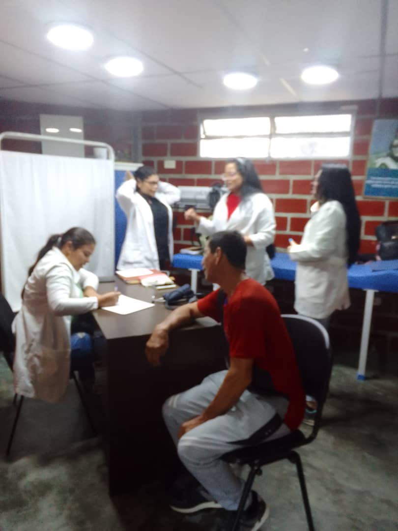 Entrega de guardia,pase de visita con el personal de enfermería, trabajo de laboratorio, SRI, consulta de oftalmología, evolución de enfermería, siempre brindando una atención de calidad al pueblo venezolano 
#CubaPorLaVida