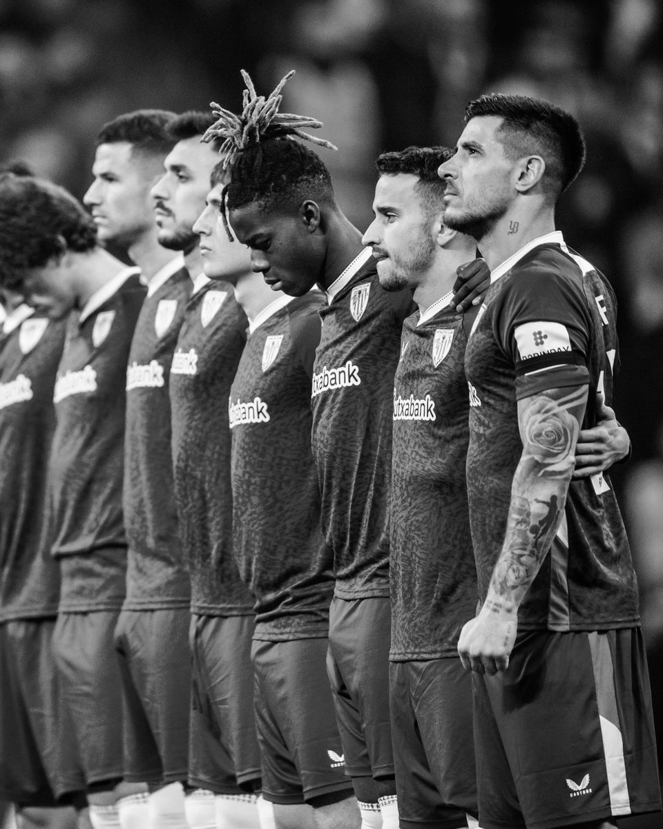 🖤 Bolu'da meydana gelen ciddi yangında hayatını kaybedenler anısına saygı duruşunda bulunuldu.

✊ A minute's silence in honour of the victims of the fatal fire at the ski resort in Bolu, Türkiye.

#BesiktasAthletic #UniqueInTheWorld 🦁