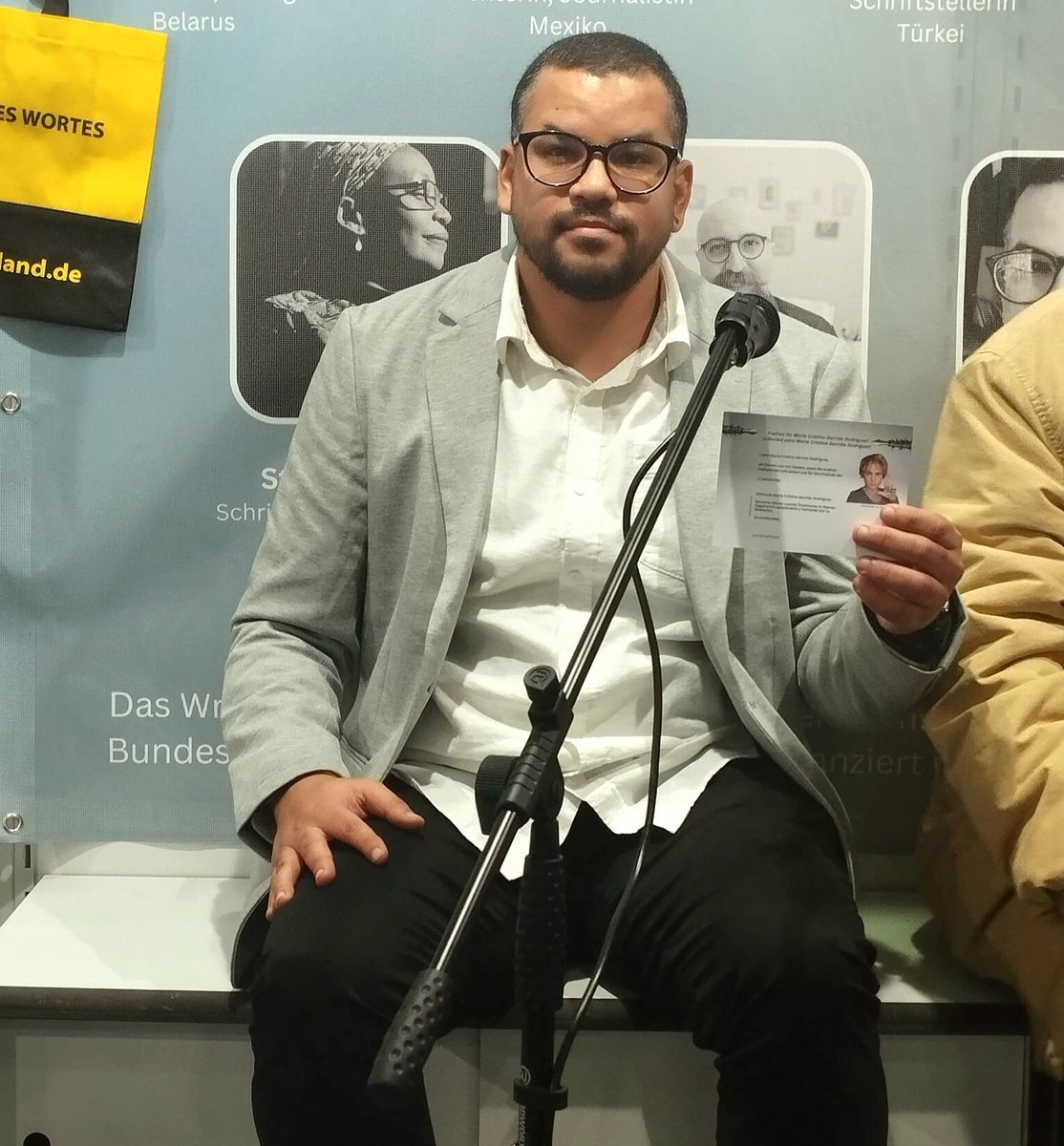 La postal que llevo en la mano es un poema de María Cristina Garrido, quién está presa por manifestarse pacíficamente el 11 de julio del 2021. María Cristina es una de los miles de presos políticos que hay en Cuba. Libertad para Garrido.
Libertad para los presos políticos.