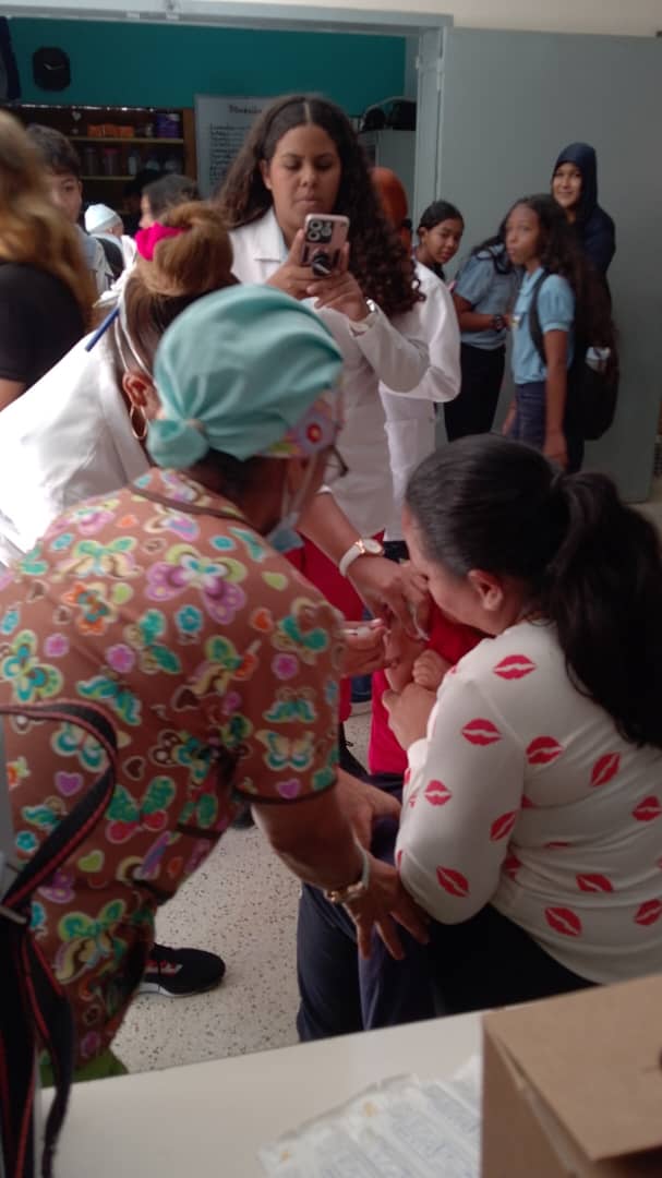 Se realiza Jornada de Salud en el CDI Gran Colombia Parroquia Santa Rosalía Distrito Capital. Brindando una excelente atención al pueblo venezolano.
#CubaPorLaVida
