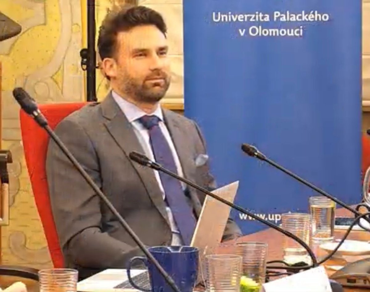 MarekVyborny's tweet photo. Blahopřeji @MichaelKohajda ke zvolení rektorem @UPOlomouc. Nejen proto, že jde o moji Alma mater, mu přeji úspěšné vedení univerzity, její rozvoj a řady úspěšných studentů stejně jako přínosy v oblasti vědy a výzkumu. https://t.co/D22zo9SwEA