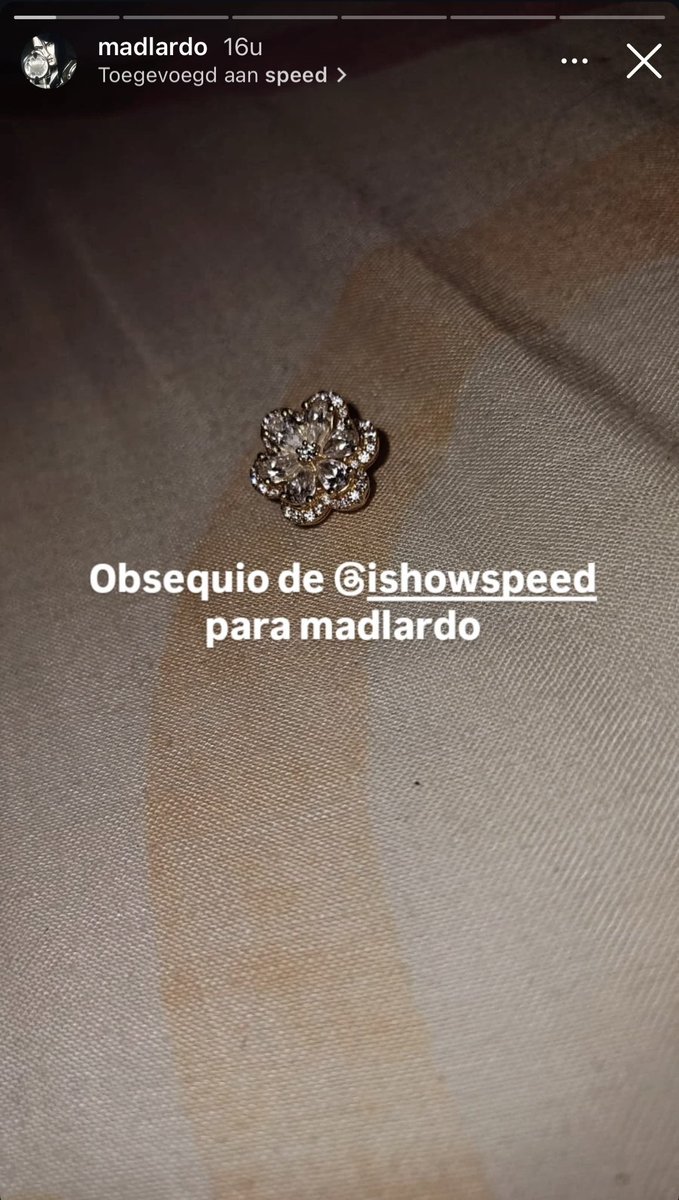 IShowSpeedHQ's tweet photo. 🚨| BREAKING: The person who stole Speed’s earring is the guy who Speed previously took a selfie with on his motorbike 🤯🤯

La persona que robó el pendiente de Speed es el tipo con el que Speed se tomó una selfie previamente en su moto! 🤯🤯 https://t.co/pEK3Gj5NYL