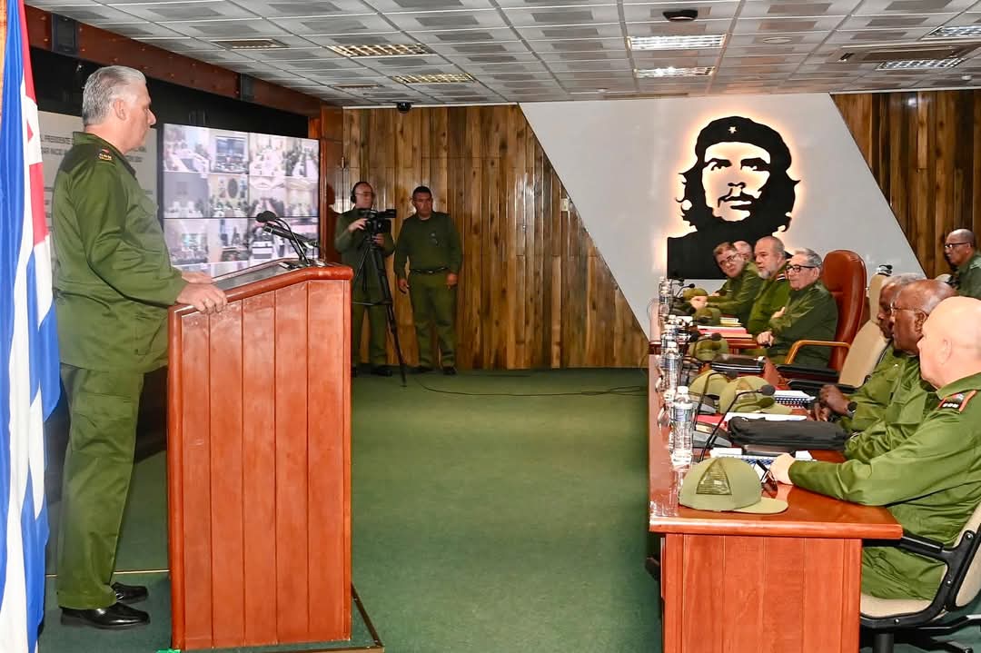 🇨🇺| Con la presencia del general de Ejército, Raúl Castro Ruz, líder de la Revolución Cubana, el presidente del Consejo de Defensa Nacional, <a href="/DiazCanelB/">Miguel Díaz-Canel Bermúdez</a>, dio inicio al Ejercicio Estratégico #Bastión2024.