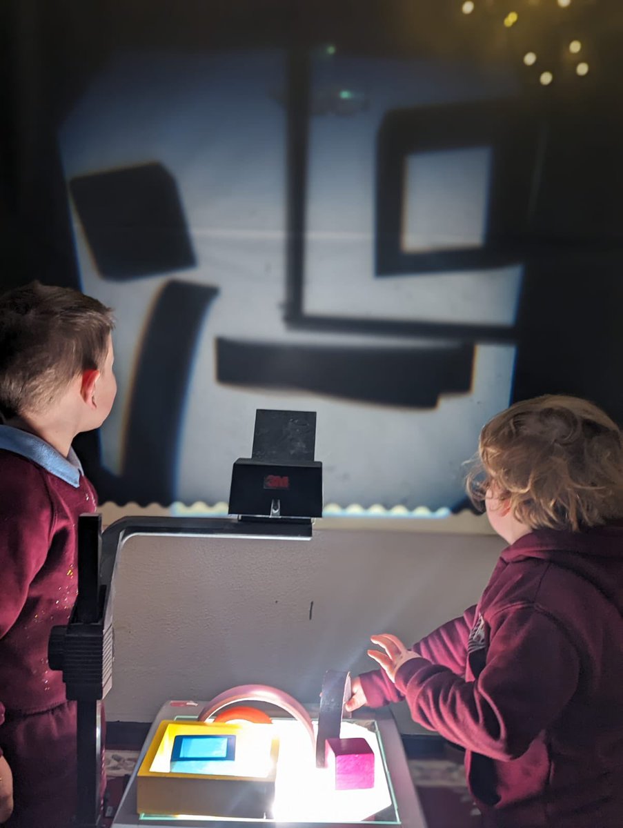 MrsJamesBHPS's tweet photo. #NurseryBHPS have enjoyed exploring light and shadows. Just look at the concentration and smiles! @BeaufortHillPri @EAS_EarlyYears https://t.co/uDAzpKMkJv