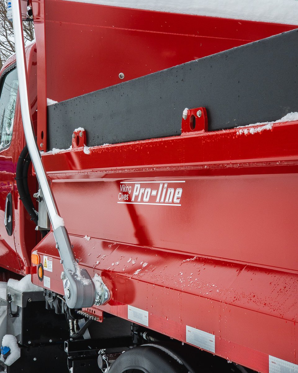 This non-CDL medium-duty truck is equipped with a hydraulic tilt hitch that mates with an 11' trip edge poly reversing plow. This low profile 9' Proline Side Dump body is perfectly suited for this Class 6 chassis.