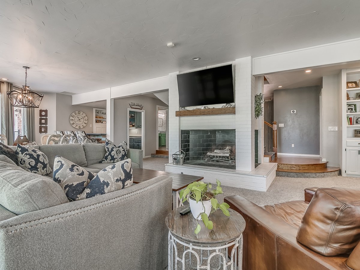 WyattPoindexter's tweet image. 📍 1816 Golf Course Drive, El Reno, OK 73036

Need space for hobbies? This home has a workshop &amp;amp; 3-car garage for all your gear and projects. 🚗🔨

#1816GolfCourseDrive #WorkshopSpace #ElRenoOK #LuxuryLiving