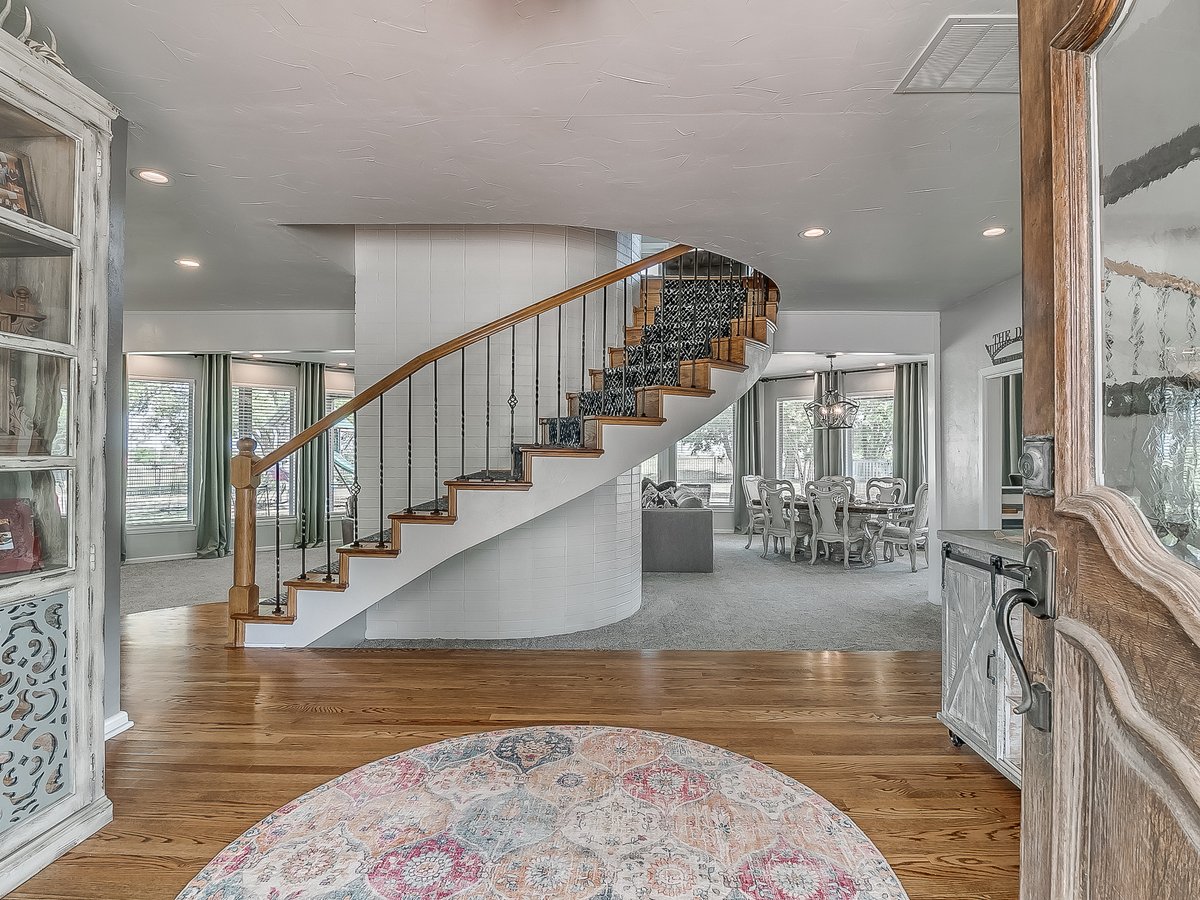 WyattPoindexter's tweet image. 📍 1816 Golf Course Drive, El Reno, OK 73036

Need space for hobbies? This home has a workshop &amp;amp; 3-car garage for all your gear and projects. 🚗🔨

#1816GolfCourseDrive #WorkshopSpace #ElRenoOK #LuxuryLiving