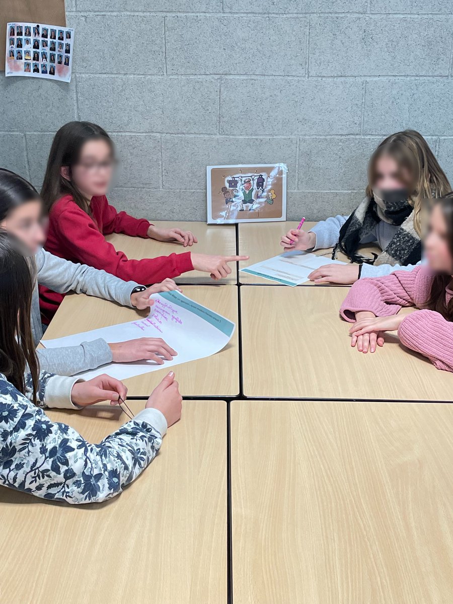 Canope_DTCVL's tweet photo. 🎲 Hier, au collège Soutine de St-Prest (28), 2 classes de 5e ont exploré les stéréotypes de genre avec "C'est Cliché", un jeu de plateau coopératif pour sensibiliser à l'égalité fille-garçon.
🙏 Merci à @eurelien pour son soutien !
#egaliteFG #Stéréotypes #CD28 https://t.co/NSF4XHHD5R