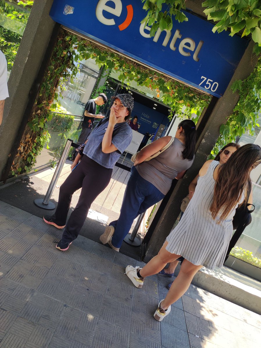 gferrer643's tweet photo. Que terrible @entel @MTTChile sin sistema dando un muy mal servicio a sus usuarios.. https://t.co/vNfQQ9zJMK