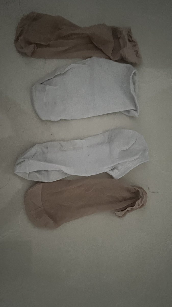 测评一下推特原味小猪的黑白双袜，袜子包装很精美，夸奖一下，白袜臭味偏多，混合着一丝酸味，闻着很有感觉，丝袜痕迹明显，酸味扑鼻，悄到好处，同时还伴随着香臭结合的味道，综合体验很棒，值得推荐