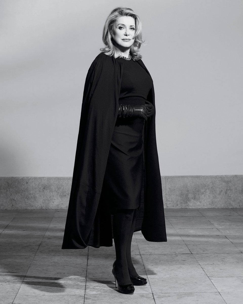 VanityFairFR's tweet photo. Catherine Deneuve, c’est ça : un regard avant tout. Immédiat, violent, animal. 

🔗 Découvrez notre interview exclusive de l'actrice intemporelle : https://t.co/ScI2A6fERC https://t.co/3qQatcdjF9