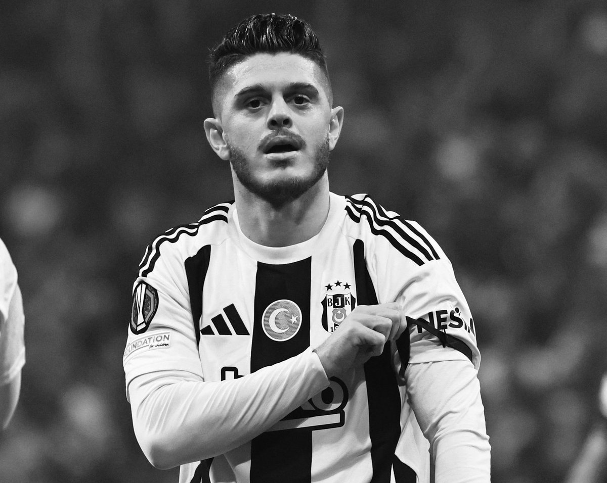 FenerSports_tr1's tweet photo. Golden sonra           |          Golden sonra        

Bjk'li oyuncu            |           Gs'li oyuncu https://t.co/xVHv8NEWvB