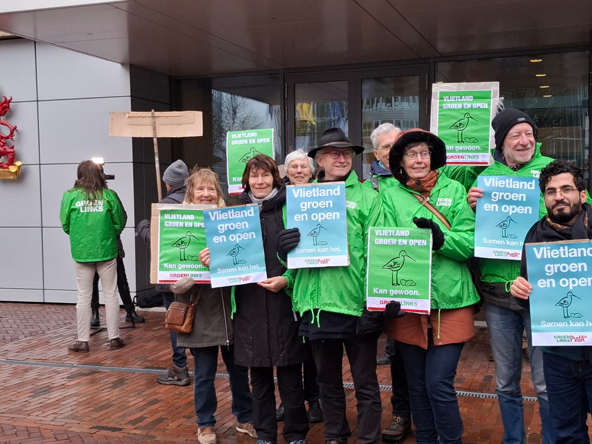 Ondanks teleurstelling dat er gegraven mag worden in #Vlietland, was het een goede demonstratie voor een open en groen Vlietland bij provinciehuis Zuid-Holland
#GroenLinks #Voorschoten