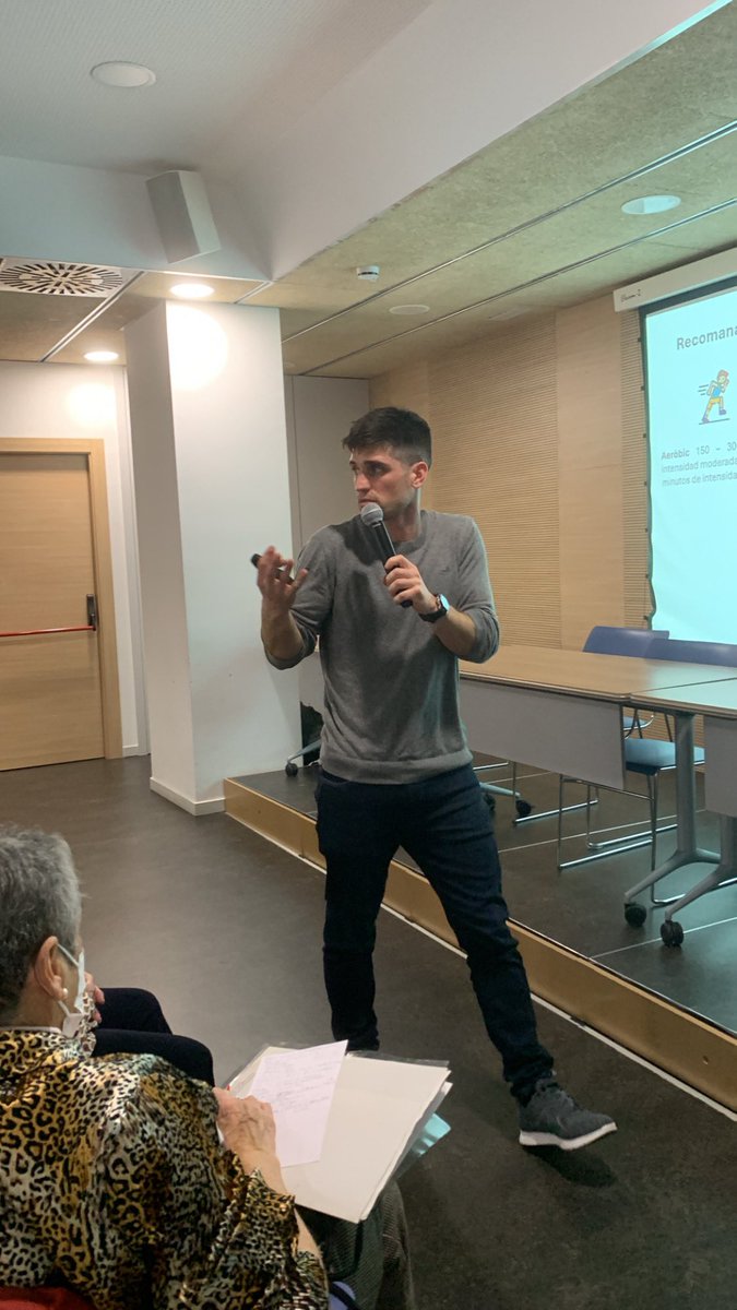 CAPSBEsq's tweet photo. Comencem la xerrada d’#ExerciciFisic amb l’Albert, #fisioterapeuta del #CAPComteBorrell, a l’espai de Gent Gran Montserrat Olivella! https://t.co/Yr4KmSqz2X