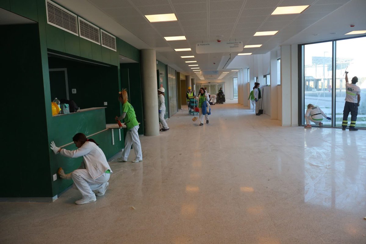 🧼 Comienzan las tareas de limpieza #NuevoHospitalCuenca con más de 74.000 metros cuadrados.

✔️ 40 trabajadores acometen a limpiar restos de las obras.

✔️ Con el fin de acelerar los trabajos que permiten la digitalización e instalación de tecnología sensible.