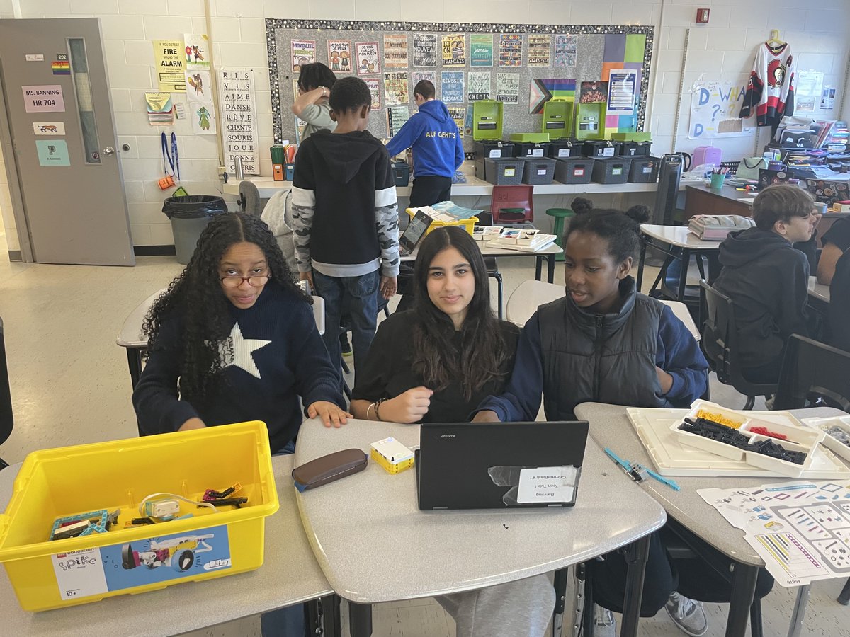 LBPearsonOCSB's tweet photo. Les élèves intermédiaires de LBP ont eu la chance d'avoir le consultant français de la Commission dans leur classe ce matin ! Ensemble, ils ont travaillé et appris les concepts STEM de manière amusante et engageante. @OttCatholicSB https://t.co/wp1ouurWXb