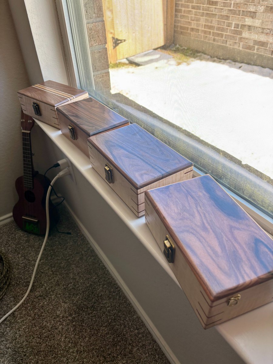 Charles_M_Bowen's tweet image. Been busy in my shop enjoying some time off during 4th year in anticipation for #GenSurgMatch2024! Many loupe boxes completed and numerous in production! Always tinkering with new designs. Featured here is one of my latest: The Guitar Top!
#match2024 #MedTwitter #surgery