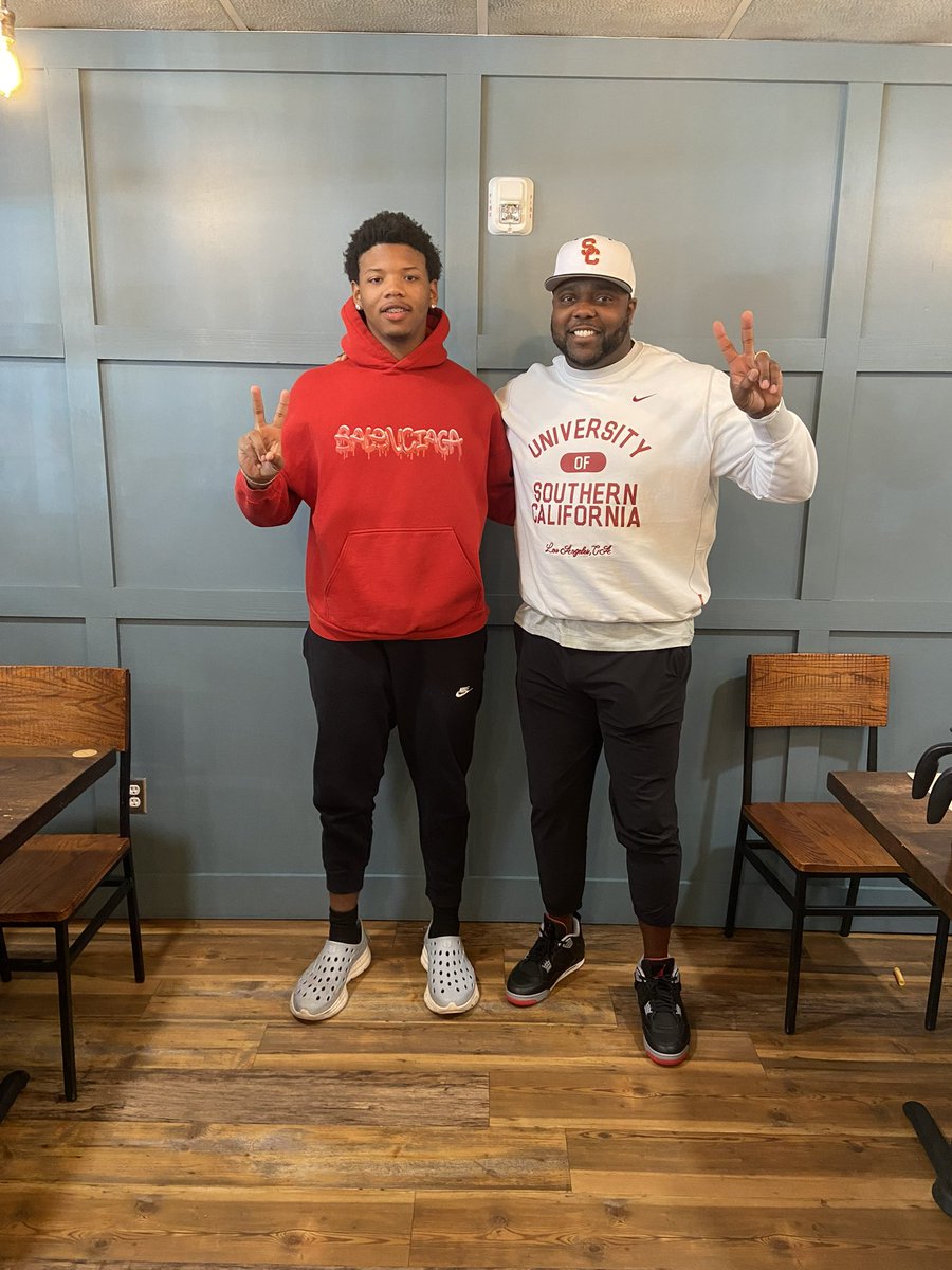 Great conversation with <a href="/Coach_Henny/">Eric Henderson</a> blessed to receive an offer from <a href="/uscfb/">USC Football ✌️</a> !!
#AGTG #FightOn
