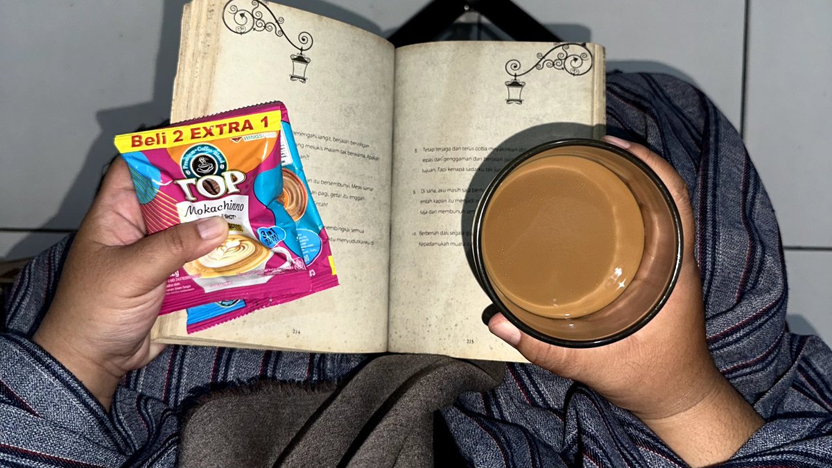jizz62's tweet photo. Beneran deh, kalian mesti coba Top Mokachinno Double Shot yang Enaknya Doublicious. Tengah malem, bikin tetep melek buat baca buku nih, aromanya itu lho bikin makin semangat 
#TOPCoffee #TOPMokachinno #EnaknyaDoublicious #KopinyaOrangIndonesia https://t.co/XJ68pXB2NS