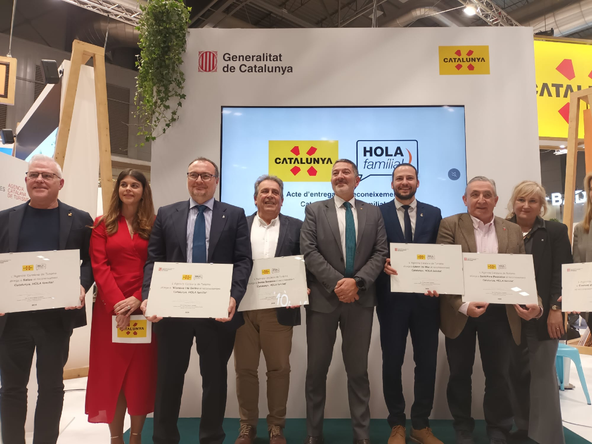 ajsantasusanna's tweet photo. Santa Susanna rep el distintiu "Catalunya, HOLA famiília" 

Miquel Sàmper ha lliurat a l'alcalde Joan Campolier el distintiu destacant l'aposta per la qualitat i sostenibilitat turística.

Llegeix la notícia 👉🏻 https://t.co/QETzV2MDNE https://t.co/nlVBDam91k