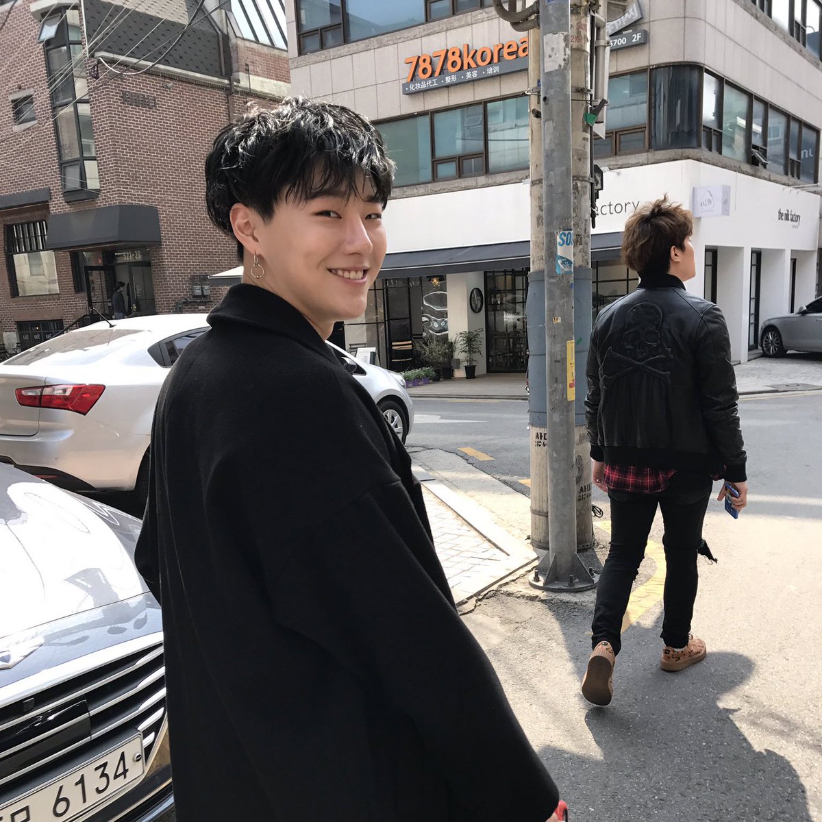 el 𝚋oyfr𝕚end ⋆ 𝚖a𝕥eria𝐥 ⊰ nunca puede faltar en mis alter egos, así que aquí traigo lo más cercano a ello, cortesía de mi amorcito que me toma siempre las mejores fotos ꈍ◡ꈍ ahora que por fin di esta dosis a mi gente latino, volveré a mi programación de explotación.