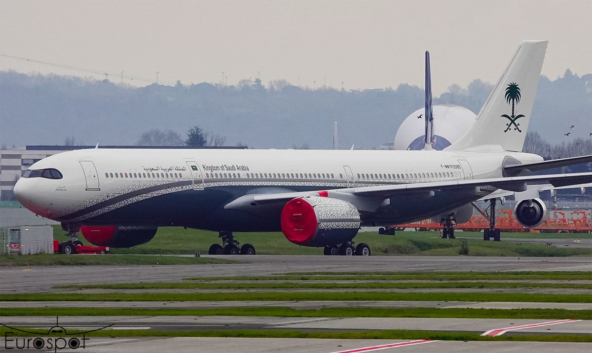 cliper31's tweet photo. Desert Wings Airbus A330-900 is so nice!😍 What do you think about ? #airbus #A330Neo #dersertwings #avgeeks #aviationdaily #planespotting #toulouse https://t.co/T4K5mfDhwZ