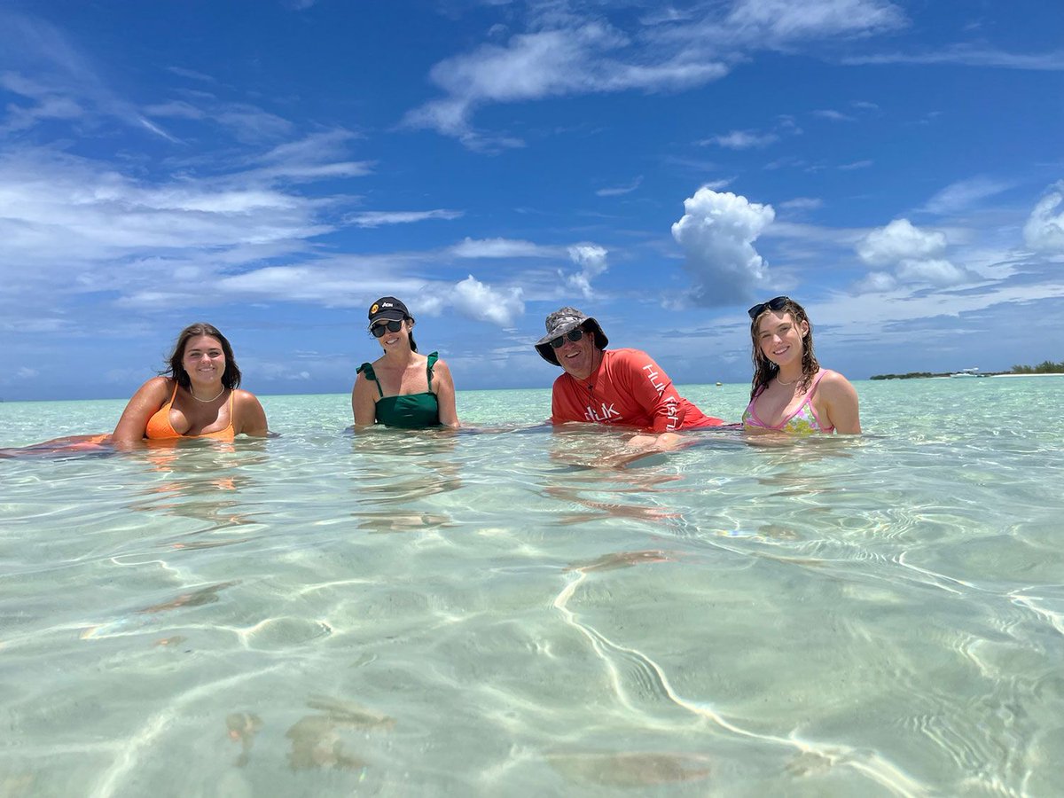 sweetescapetci's tweet photo. Spend your entire day on Sapodilla Bay Beach; it is a 900-foot (275-meter) stretched sheltered #beach. The crystal, clear blue water will blow the minds of #travelers. This #beach is an excellent choice for #families with kids. https://t.co/s1dZjfNFQD #SweetEscapeTCI #DirectBook https://t.co/7tJGGSEE6t