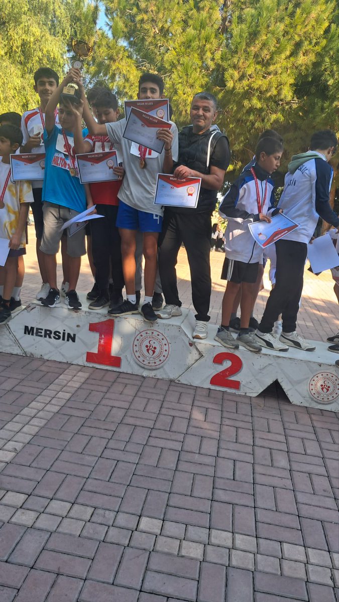 aydincik_aoo33's tweet photo. Okul sporları faaliyetleri kapsamında Mersin ili Kros Yıldızlar Erkek Mahalli Müsabakalarında takım olarak il https://t.co/6XNSpQiqtF 🥇🏆olan kros takımımızı tebrik ediyor,bölge finallerine katılacak olan evlatlarımıza başarılar diliyoruz.
@fazilet_durmus
@aydincikmem
@ErhanSa33 https://t.co/2hQq1tOTcZ