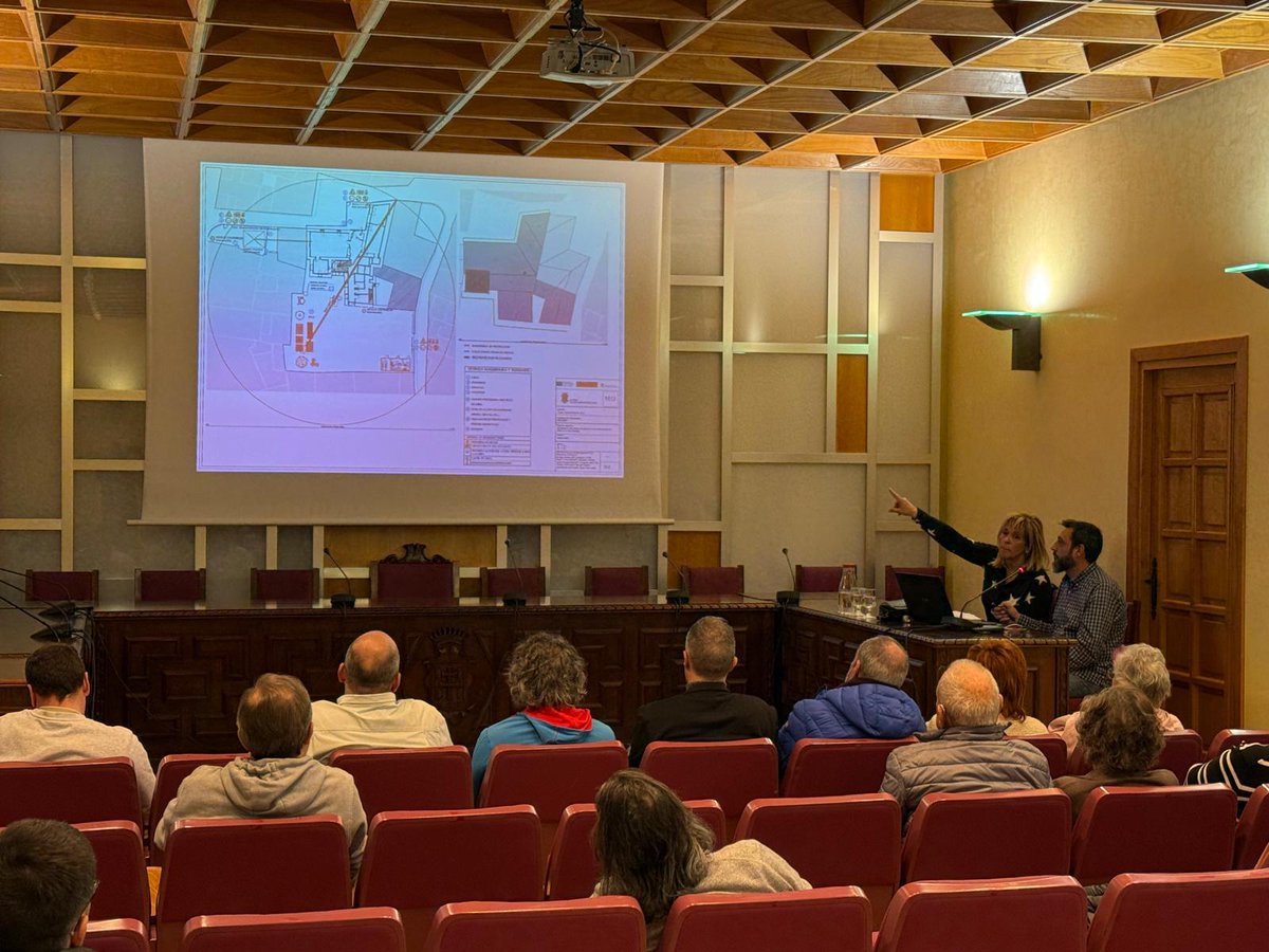 Reunión informativa para los vecinos que se verán afectados por las obras de rehabilitación del Antiguo Hospital de Jaca como Escuela de Música. 
El Alcalde Carlos Serrano, ha agradecido de antemano la colaboración y comprensión de los vecinos durante la ejecución de las obras.