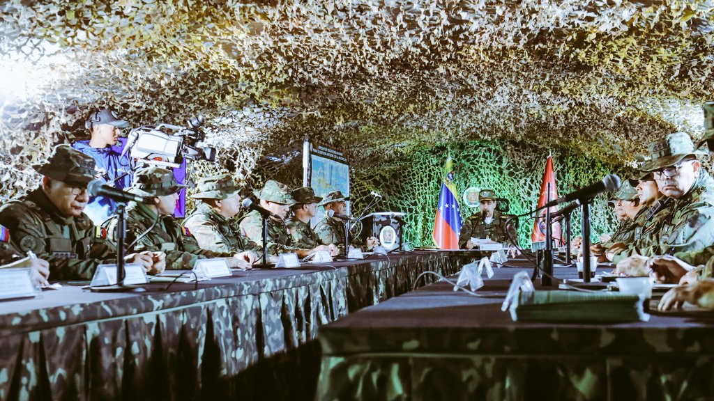 🛡️ **Durante la realización del Primer Ejercicio Popular, Militar y Policial Escudo Bolivariano 2025**, el presidente Maduro, afirmó que el **92%** de los grupos criminales en Venezuela han sido neutralizados y desmembrados. 

💪 La seguridad de nuestro pueblo es una prioridad.