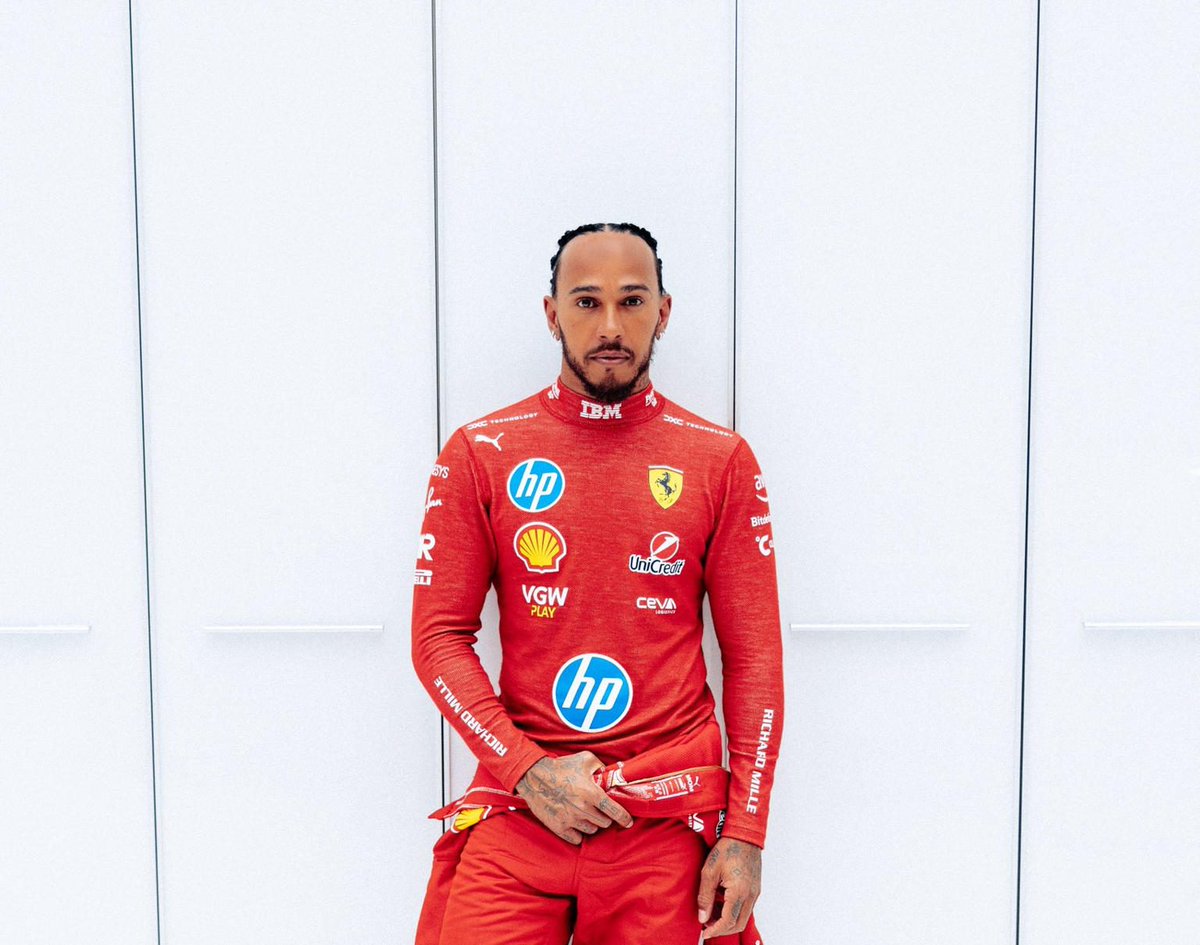 Roma, 22 ene (EFE).- El piloto inglés Lewis Hamilton, siete veces campeón del mundo de Fórmula 1, rodó este miércoles por primera vez con el monoplaza de Ferrari el F1-75 de 2022 en el circuito de Fiorano, dejándose ver con su mono rojo