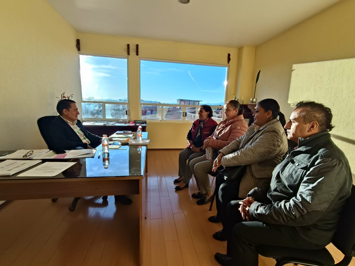 SREBVB08's tweet photo. ✨El #TrabajoEnEquipo es fundamental para concretar las metas educativas y dar cumplimiento a los principios de la #NEM. Es un placer dialogar con el Lic. Mario Santana Carbajal, Presidente Municipal de #VillaVictoria. 🤝📚

#SREBVB
@arturougaldea_ 
@SEB_Edomex
@SeducEdoMex https://t.co/p9GZUEbDGl