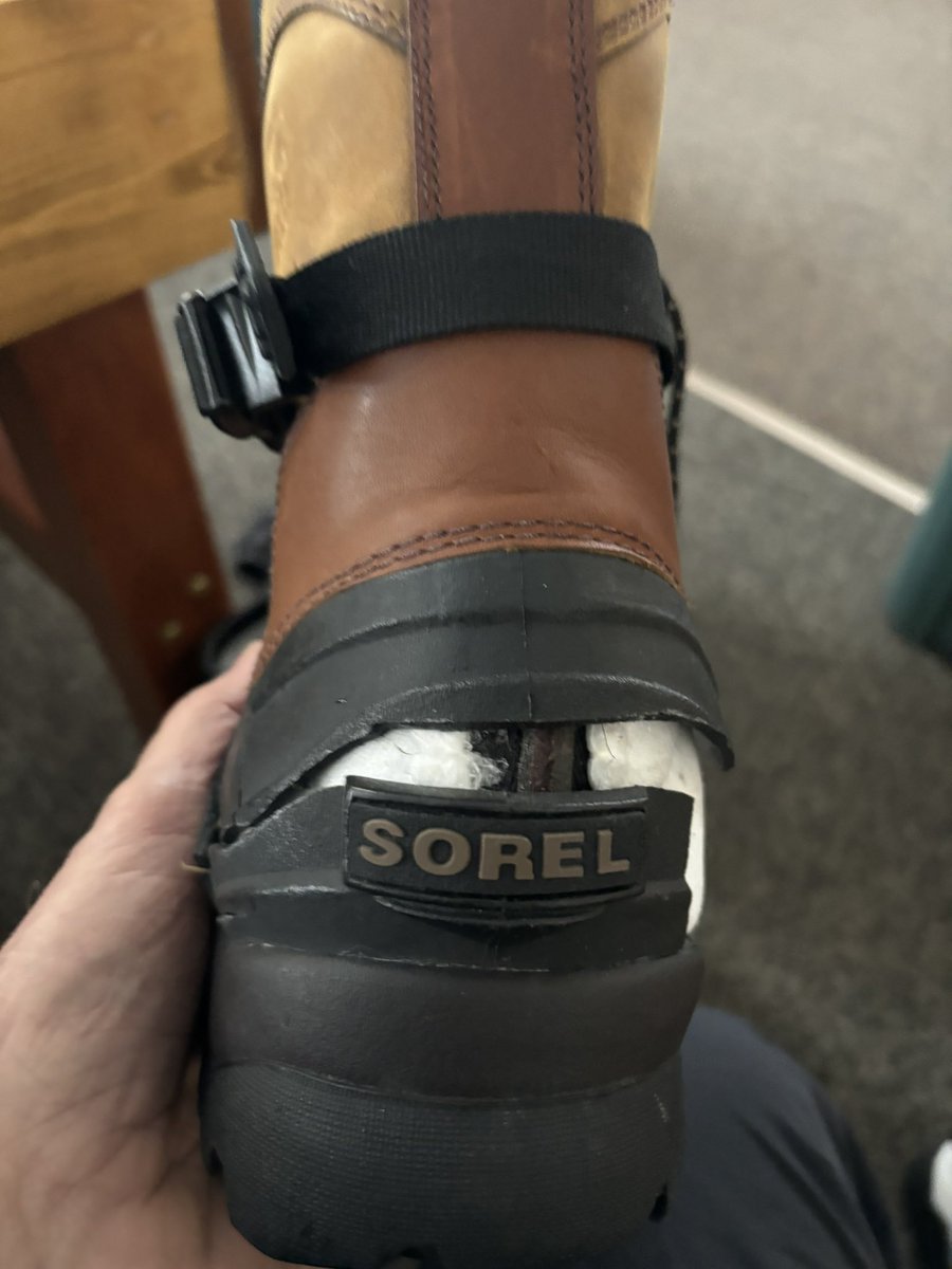 anamerican4ever's tweet photo. @proenzaschouler @sorelfootwear My experience with @sorelfootwear https://t.co/XfKg1WXqsw