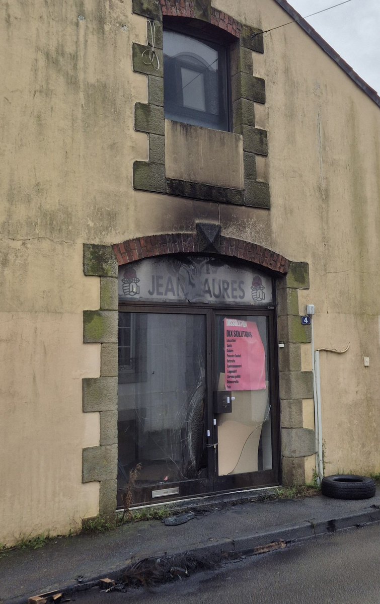 Je suis à Carhaix aujourd'hui pour constater les dégâts de l'incendie volontaire qui a touché notre local et déposer plainte au nom du <a href="/fede_PS29/">Les socialistes du Finistère</a>. Les partis politiques sont des piliers essentiels de notre démocratie fragile.  Protégeons notre démocratie. Soyons à la hauteur.