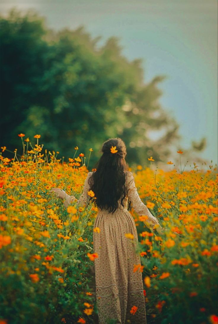 #مساء_الخير
تقرصني الحياة
في كلّ مكان من جسدي
أرى في كلّ قرصة
يتحوّل لونها إلى الأزرق الغامق
أرقص بدون إرادتي
هل أنا أرقص برغبتي
أم من الألم
أزرع في حديقة مخيّلتي
أزهار الأمل
أتدثّر بالعشق 
لعلّي أجمع كوامن قلبي
وأركض من جديد
نحو الهدف
يونان هومه
#الهلال_الوحده
#هذا_المجد_مجدك