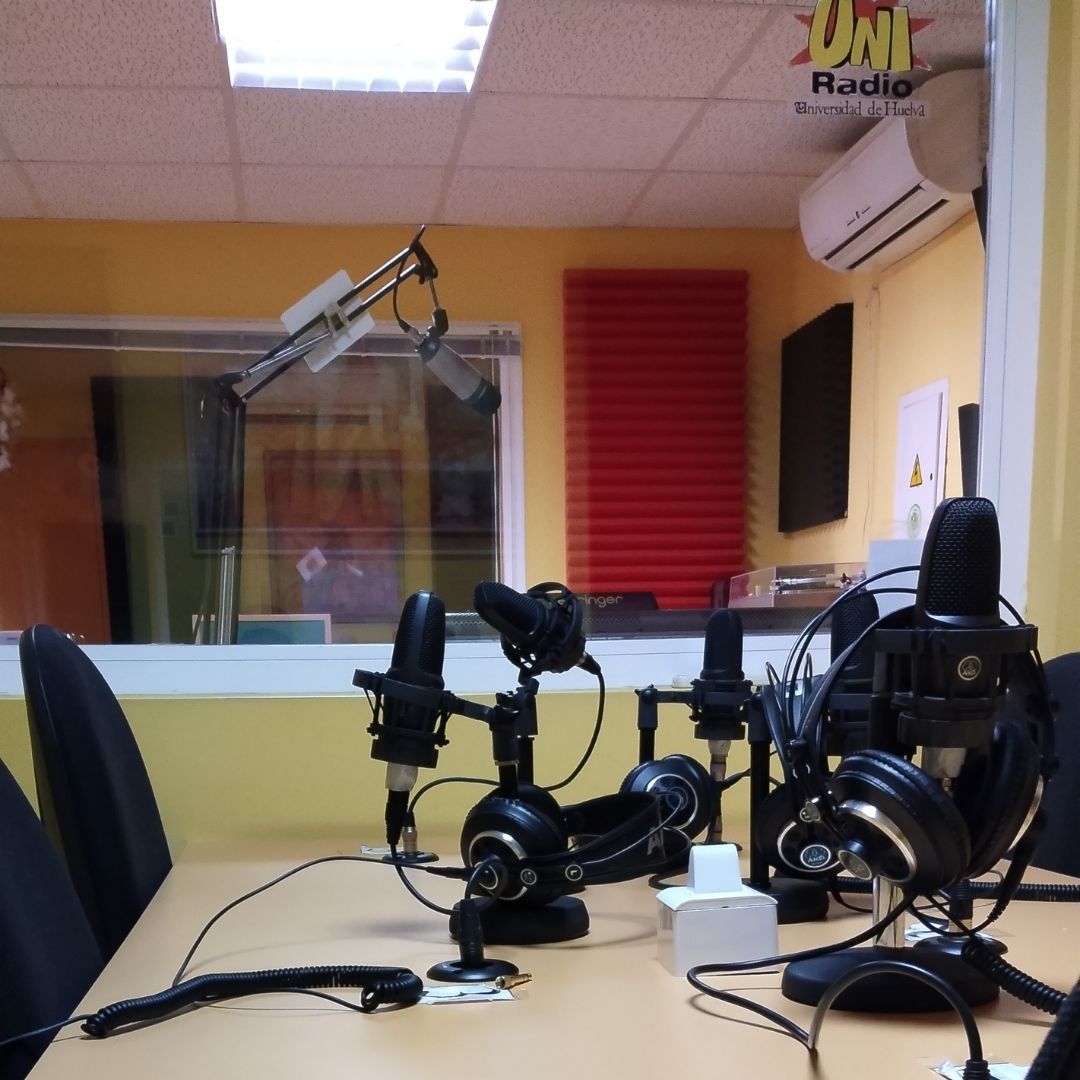 ¡Bienvenidos al corazón de Uniradio! Un espacio donde la música, la información y la divulgación se encuentran para ofrecerte lo mejor de la radio. ¡Escúchanos en vivo y disfruta! 🎶📻 #Radio #Estudios #Uniradio #Huelva