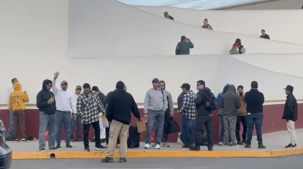 Latinfixer's tweet photo. "Nos están cazando, los están agarrando en iglesias, están haciendo retenes / los que no tienen papeles están asustados de ir a trabajar, de manejar, si no tienes transporte entonces cómo vas a mantener a tu familia."

Carlos / migrantes deportado en ésta era de Donald Trump. https://t.co/LACh1toRHN