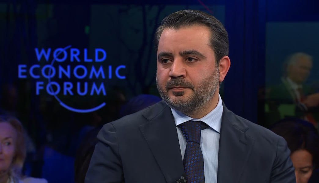 بينما كان العالم يلهو كانت تحرير الشام تصنع مجدها، يتحدث وزير الخارجية السيد أسعد الشيباني بالغة الأنكليزية بطلاقة،  في حوار مع توني بلير حول سوريا ومستقبلها الاقتصادي خلال مؤتمر دافوس الاقتصادي بسويسرا.