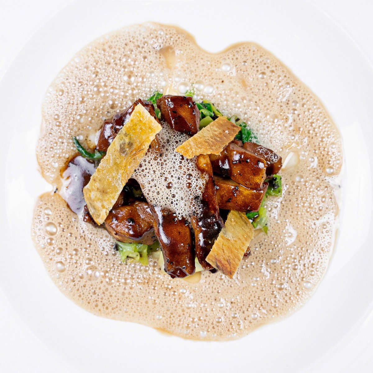 Cuisse de volaille de Bresse confite et laquée, chou pointu à la truffe.

Glazed confit Bresse chicken, pointy cabbage, truffle.

#guysavoy #guysavoyparis #volaille #volailledebresse #cuissedevolaille #poultryleg #poultry #chicken #chou #choux #cabbage #cabbages #choupointu