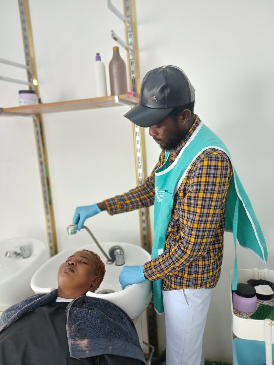THEFADELORD's tweet photo. Tonsuring 💆‍♀️💇‍♂️ https://t.co/dv6kjoe8YY