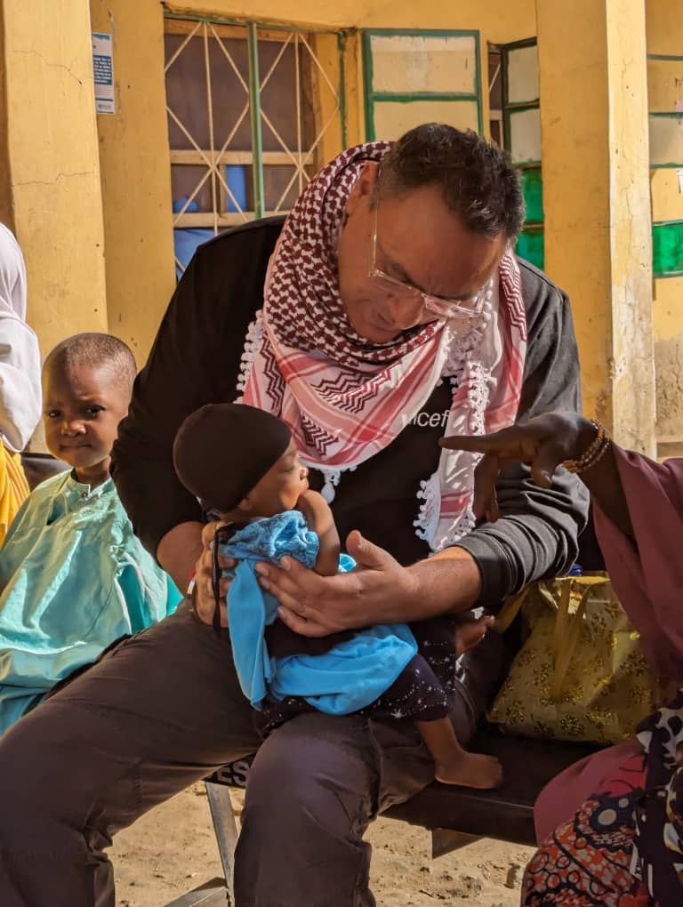 jakuzzee's tweet photo. 1/1 Pic of the Day - This adorable nice month old is malnourished, but the good news is that her mom's brought her to this primary health centre in time for her to receive treatment. 

She was sitting quietly, and then she looked up at that face. That's when all hell broke loose! https://t.co/hwlc6b1muL