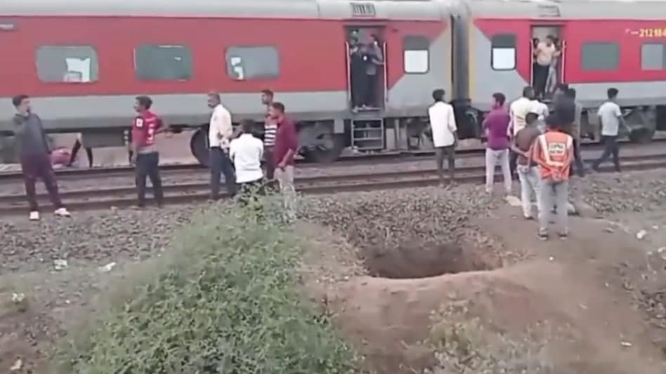 pranjan21's tweet image. A very unfortunate #trainaccident caused by a rumour of fire in #PushpakExpress which took the lives of 12 passengers. They were sitting on the adjacent track after jumping off the coach and got hit by another train.  #jalgaon. My condolences with the families of the deceased.