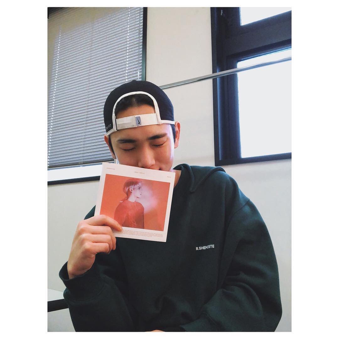 diorkibum's tweet photo. 180202 bumkeyk instagram update

한국에서 도착한 귀한 선물 . 형 내가 너무 사랑해 너무 보고싶어 . 형 하고 싶은거 다 해 #빛이나 #우린봄이오기전에

"A precious gift has arrived from Korea . Hyung I love you so much, I miss you so much . Hyung do whatever you want to do" https://t.co/OcZOyulZLE