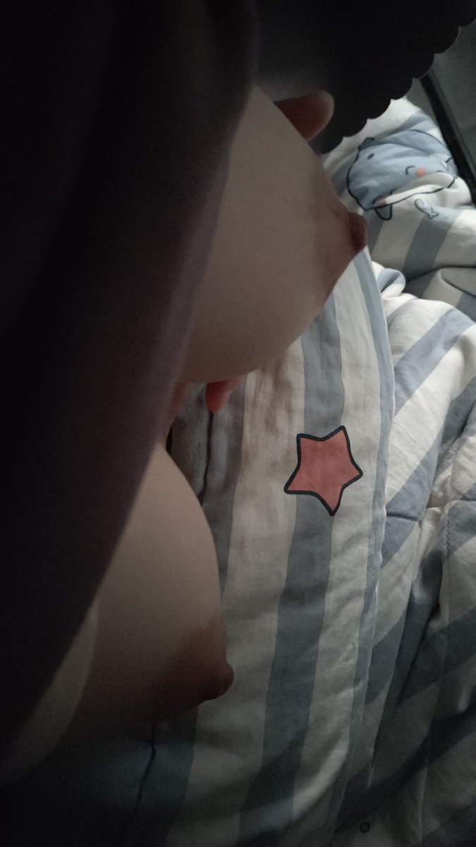 shushushu0628's tweet photo. 留守时候）穿着秋衣就开始发情惹，剩一个室友一起留守，她一出门俺就开始大揉特揉😥
＃奶子 #宿舍发骚 #反差女大 https://t.co/ZqmNA14i8t