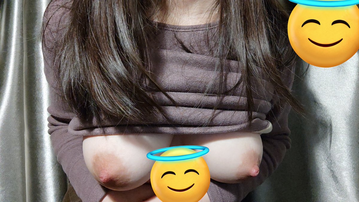 shushushu0628's tweet photo. 留守时候）穿着秋衣就开始发情惹，剩一个室友一起留守，她一出门俺就开始大揉特揉😥
＃奶子 #宿舍发骚 #反差女大 https://t.co/ZqmNA14i8t